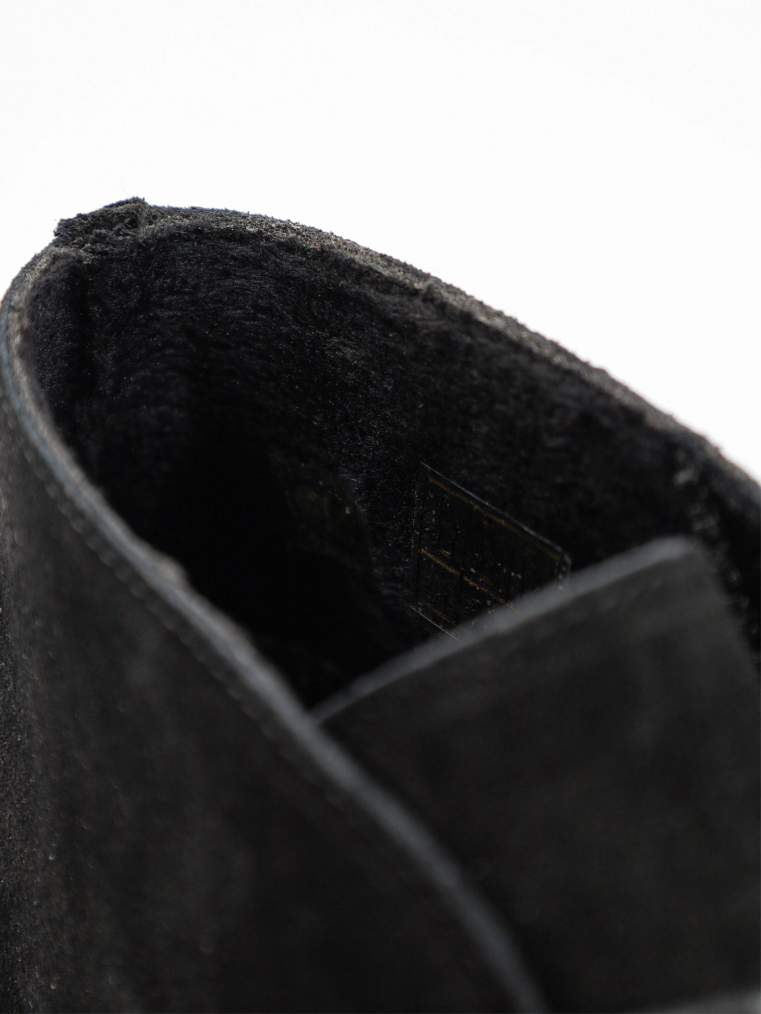 Ботинки черного цвета на шнуровке из натуральной замши